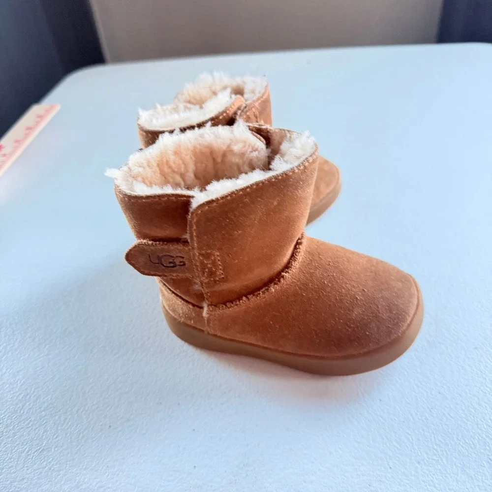 UGG Kids Keelan Chestnut Boots 4 Suede Sheepskin Lining Hook and Loop Closure